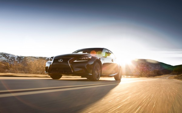 2014-Lexus-IS-350-Sport-front-end-in-motion
