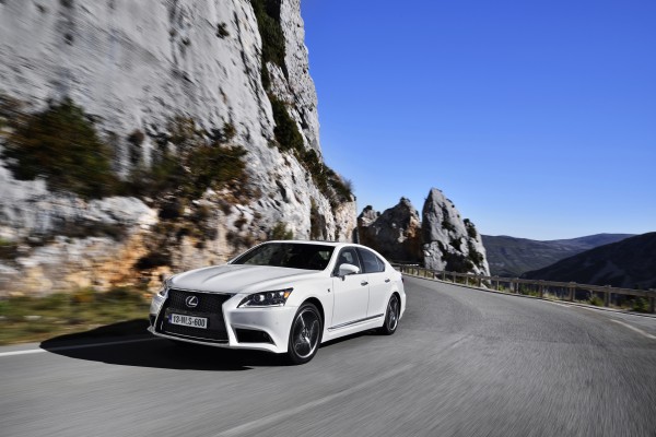 20131115_01-Lexus_heeft_beste_voetgangersdetectie_stelt_ADAC-Lexus_LS_600h