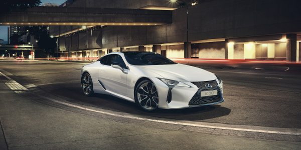 00_Lexus_LC_500h_wit_Header_2000-600x300