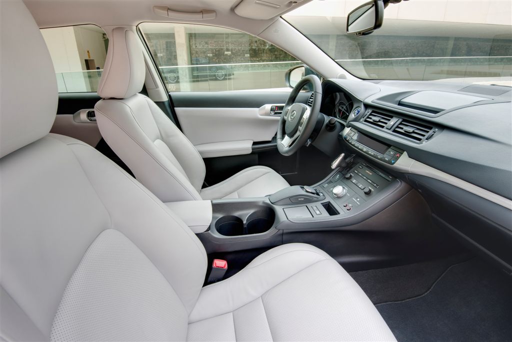 lexus-ct-200h-interieur-1