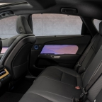 14_Lexus-maakt-alle-prijzen-bekend-van-volledig-nieuwe-elektrische-en-hybride-Lexus-ES