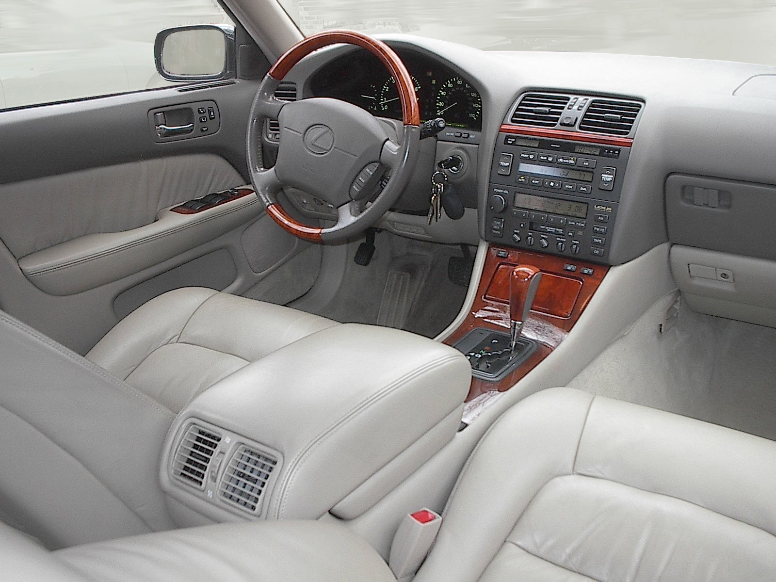 lexus_ls_400_model_ucf20_cabin