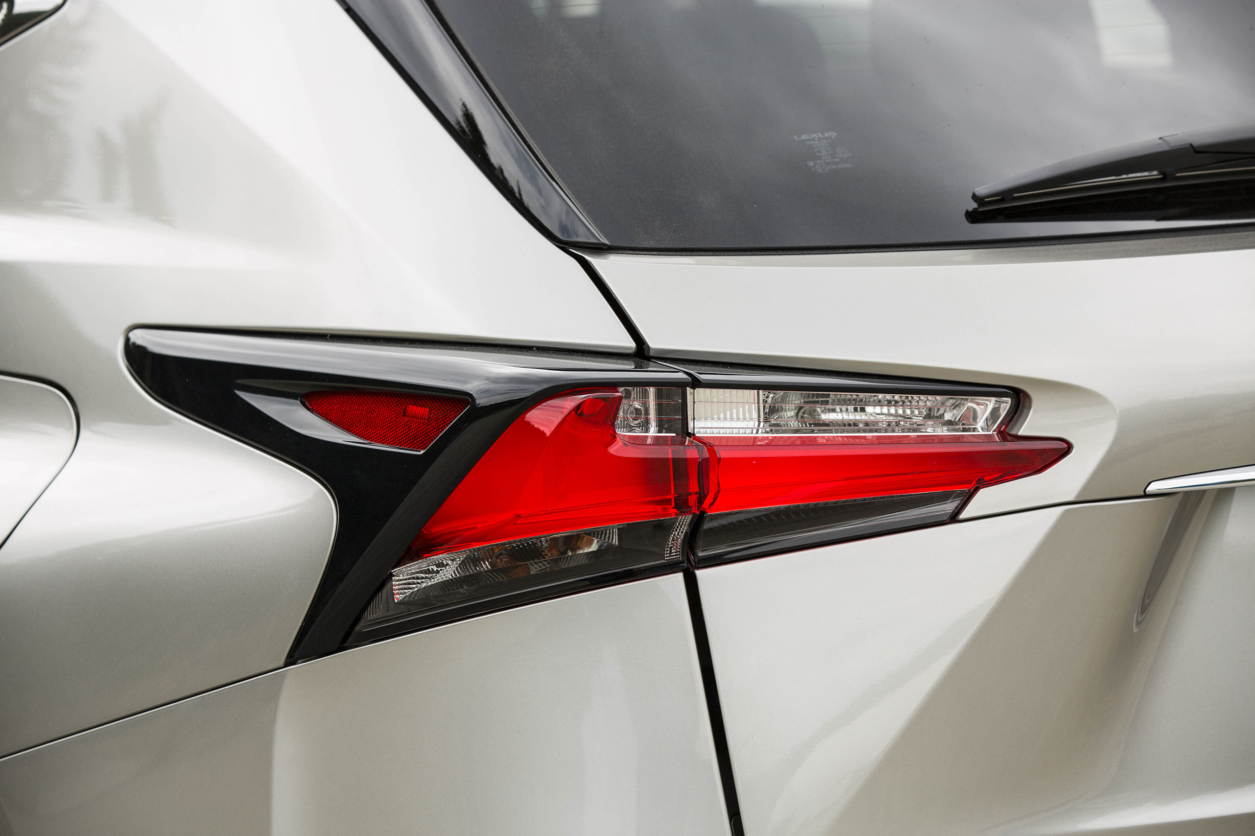 2015-Lexus-NX-200t-021